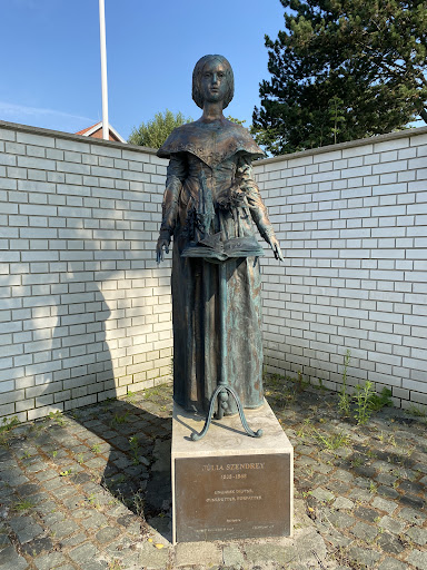 Júlia Szendrey Monument