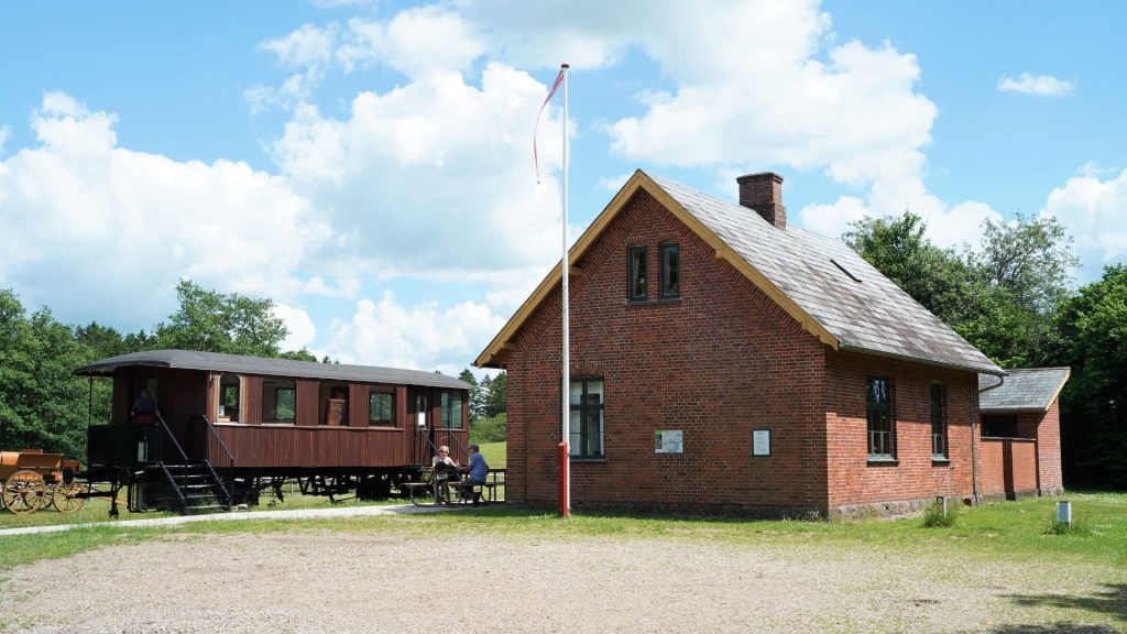 Bindeballe Station – Historisk jernbanestation i Danmark